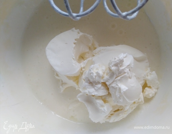 Добавить сливочный сыр комнатной температуры и взбить вместе.