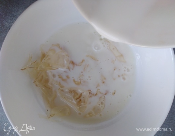 Молоко подогреть до горячего состояния. С набухшего желатина слить воду и отжать, влить горячее молоко и хорошо перемешать.