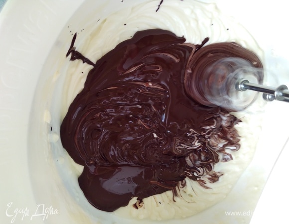 В сливочно-сметанную смесь влить шоколад, перемешать миксером.