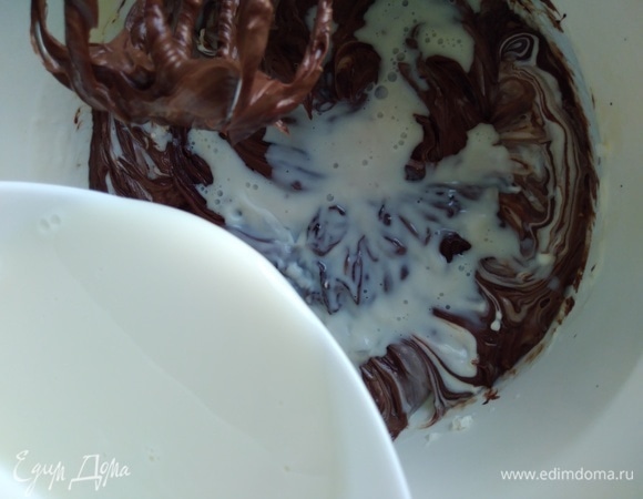 Влить желатиновую смесь, снова включить миксер. Соединить все до однородности.