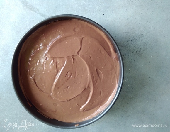 Достать форму из морозилки. Переложить шоколадную начинку на корж, разровнять лопаткой. Убрать в холодильник на 6–7 часов.