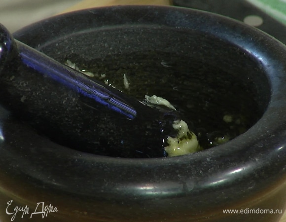 Чеснок почистить и растереть в ступке вместе с солью, оливковым маслом и листьями тимьяна.