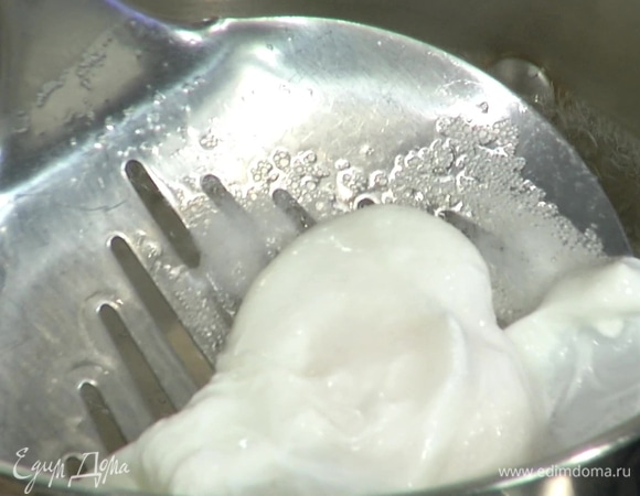 Приготовить яйцо пашот: в небольшой кастрюле вскипятить 500 мл воды, добавить 1 ст. ложку уксуса, с помощью венчика сделать маленький водоворот и в центр воронки вылить яйцо. Убавить огонь и варить 2–3 минуты, затем шумовкой выложить яйцо на бумажное полотенце.