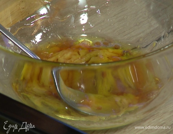 Приготовить заправку, смешав оливковое масло Extra Virgin, горчицу, винный уксус и мед.