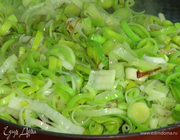 Светлую часть лука-порея нарезать кружками и обжарить на сухой сковороде, затем посыпать сахаром и слегка закарамелизировать.
