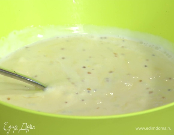 Яйца соединить со сливками и горчицей, добавить соль, перец, мускатный орех и взбить.