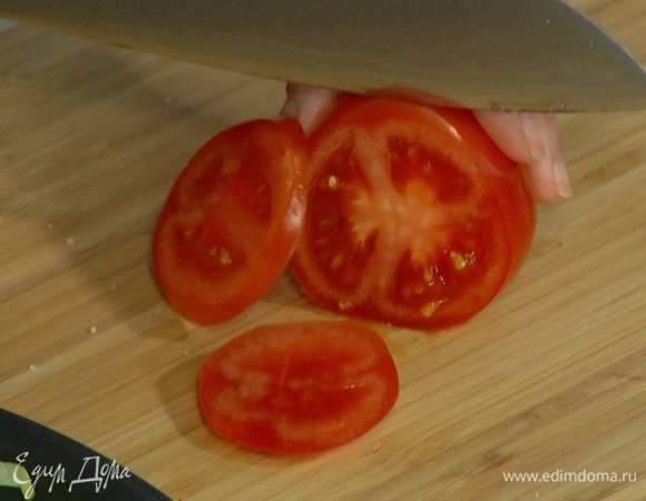 Помидоры нарезать кружками.