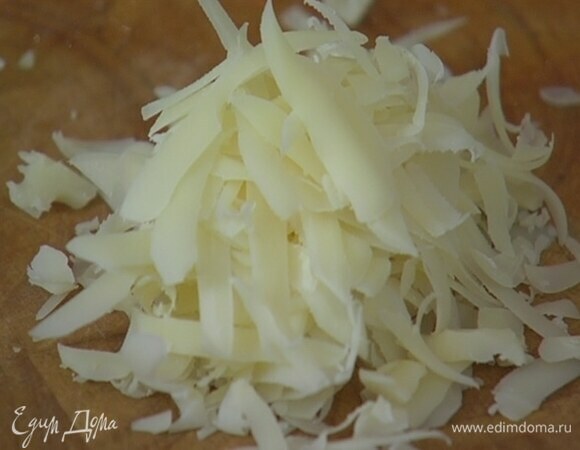 Сыр натереть на крупной терке.