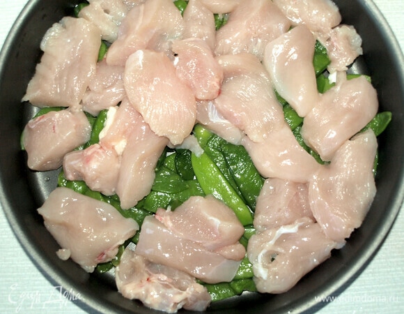 Молодой стручковый горошек и спаржу хорошо промыть. Дать стечь воде. У спаржи удаляем нижнюю твердую часть. Куриное филе промыть, просушить бумажными полотенцами и нарезать небольшими кусочками.