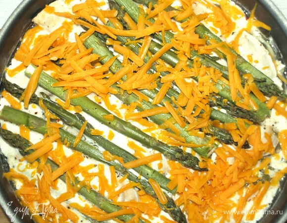 Чеддер натираем на крупной терке. Достаем из духовки овощи и филе. Посыпаем тертым сыром и отправляем назад в духовку на 10 минут.