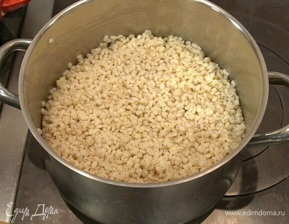 Перловку отварить согласно инструкции на упаковке.