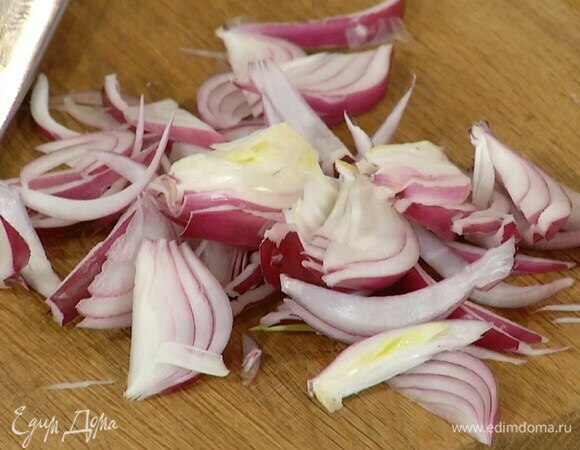 Красный лук почистить и нарезать тонкой соломкой.