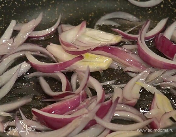 Разогреть в тяжелой сковороде оливковое масло и обжарить лук до золотистого цвета.