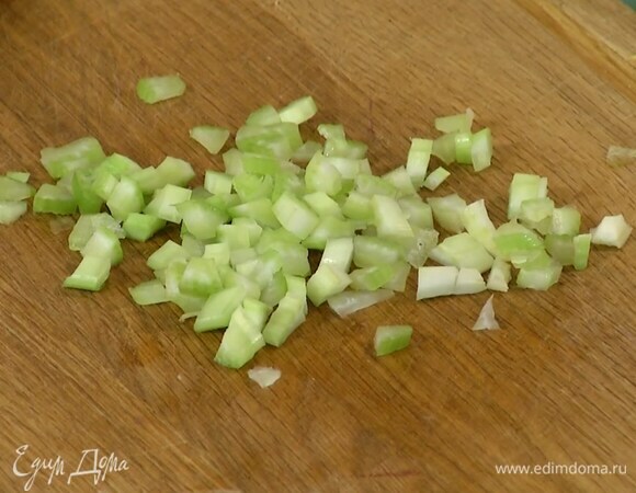 Стебель сельдерея мелко порезать поперек.