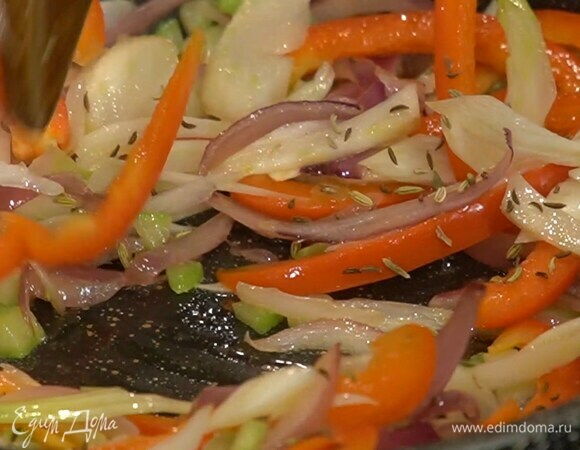 Нарезанный сладкий перец, сельдерей и фенхель добавить в сковороду с луком, всыпать зиру, семена фенхеля, сладкую паприку и, помешивая, обжарить так, чтобы овощи остались слегка хрустящими.