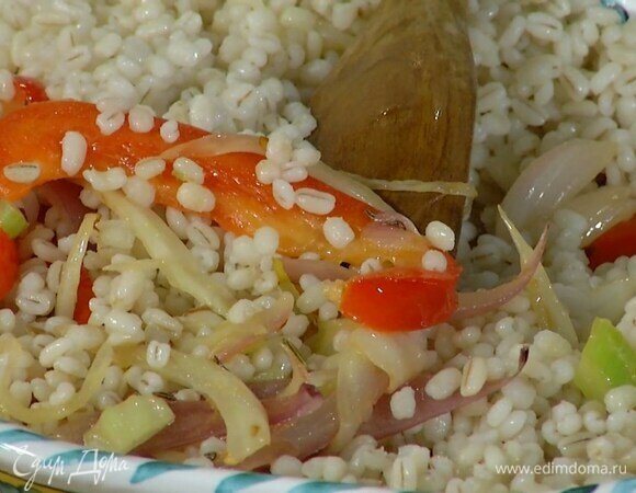 Обжаренные овощи выложить на большое блюдо, добавить теплую перловку и все перемешать.