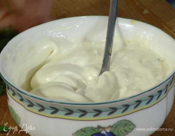 Приготовить соус: в йогурт добавить натертую цедру, 1 ст. ложку лимонного сока, 2 ст. ложки оливкового масла Extra Virgin, пасту тахини, листья розмарина, все посолить и перемешать.