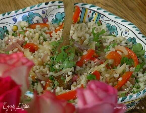Петрушку мелко порубить и добавить к перловке с овощами, полить все оставшимся оливковым маслом Extra Virgin и лимонным соком, посолить, поперчить и перемешать.