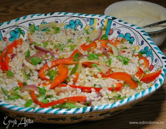 Подавать перловку с соусом тахини.