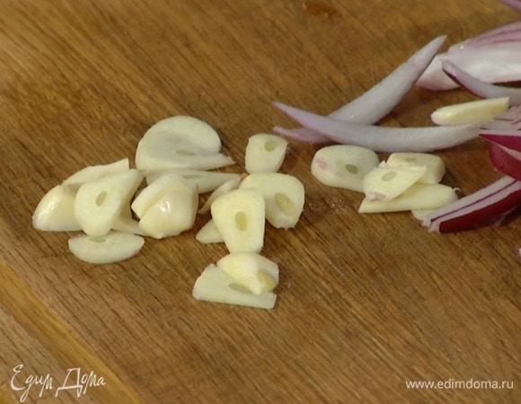 Чеснок почистить и нарезать пластинками.