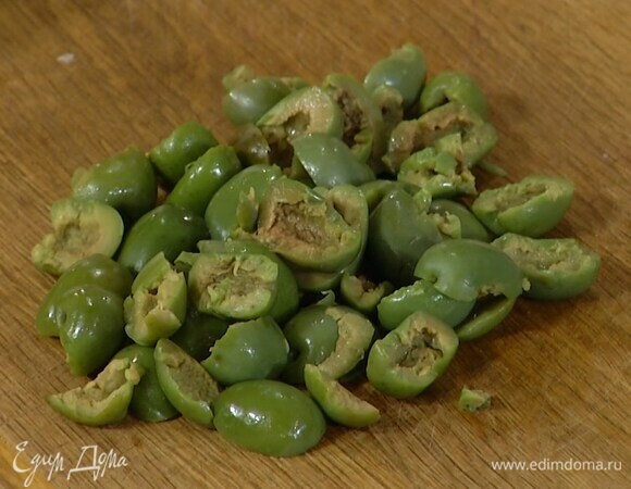 Оливки порезать.