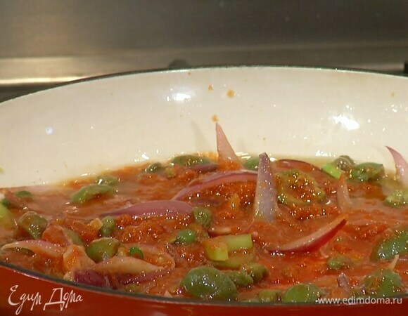 Оливки, сельдерей и каперсы отправить к луку с чесноком и перемешать, затем добавить измельченные помидоры и все прогреть.