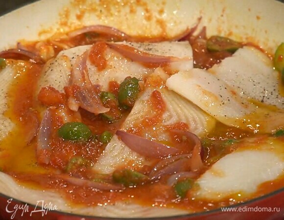 Рыбу посолить, поперчить и выложить в сотейник с овощами, влить вино, добавить соль, перец, накрыть крышкой и томить на медленном огне 10 минут.