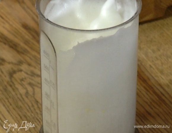 Белки взбить блендером с насадкой-венчиком в пышную, плотную пену.