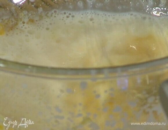 Желтки с сахаром взбить блендером с насадкой-венчиком, влить молоко и все еще раз взбить, затем влить растопленное масло и перемешать.
