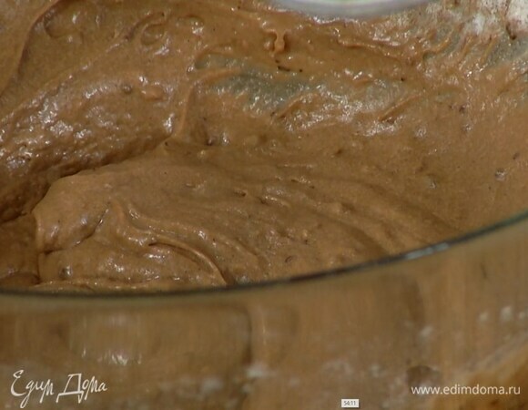 Муку перемешать с какао, кофе и разрыхлителем, затем влить желтково-молочную массу и перемешать все так, чтобы не осталось комочков.