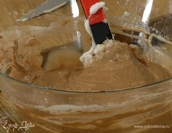 Частями ввести в тесто взбитые белки, каждый раз вымешивая.