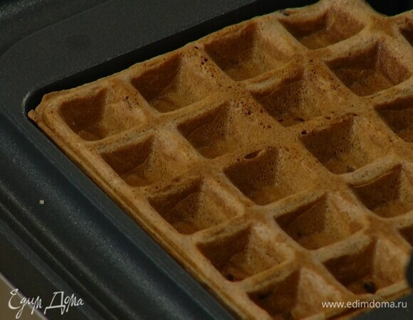 Разогреть вафельницу и испечь вафли.