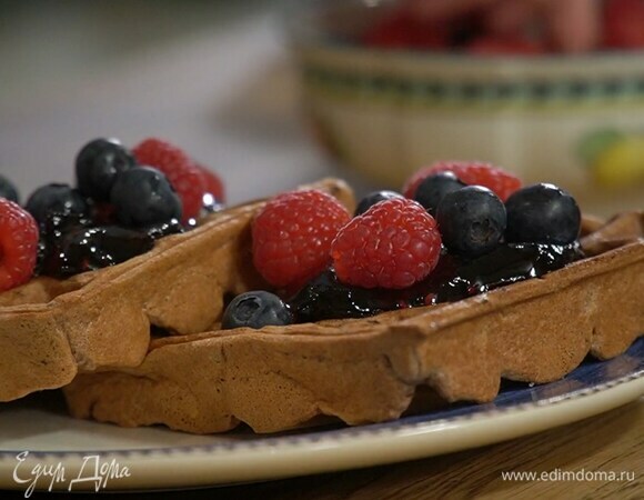 Готовые вафли украсить джемом и свежими ягодами.