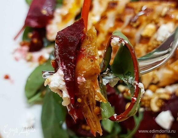 Соберите салат. На тарелку выложите руколу и мангольд. Нарежьте произвольно свеклу, а стейк грудки — слайсами, уложите поверх зелени. Украсьте салат фетой и кедровыми орехами. Обильно полейте соусом. Приятного аппетита!