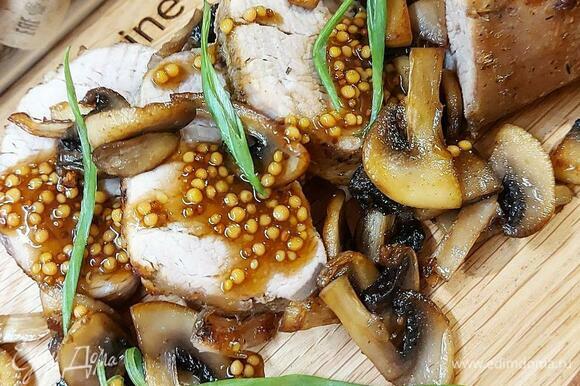 Нарежьте свиную вырезку слайсами, поверх них выложите грибы и полейте все превосходным соусом. Приятного аппетита!