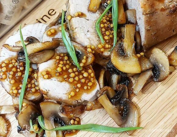 Нарежьте свиную вырезку слайсами, поверх них выложите грибы и полейте все превосходным соусом. Приятного аппетита!