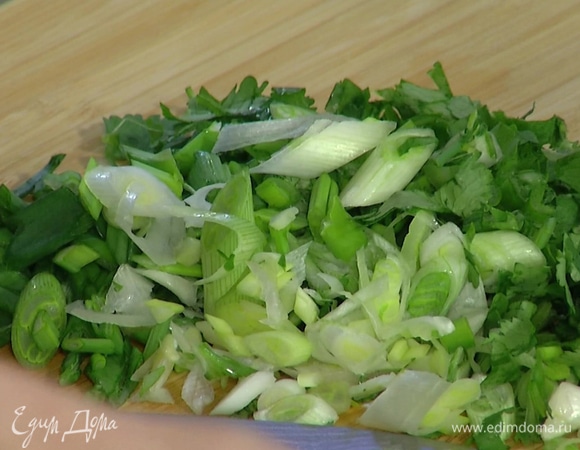 Кинзу и зеленый лук мелко порубить.
