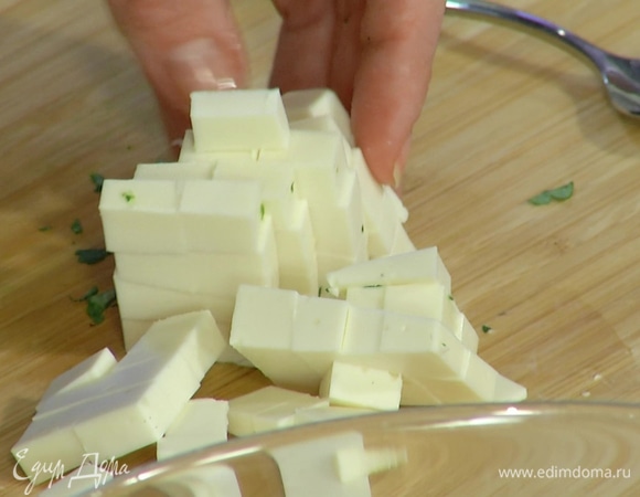 Фету нарезать кубиками.