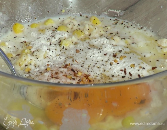 Приготовить тесто: в глубокой миске соединить муку, кукурузу, молоко и яйца, всыпать разрыхлитель, хлопья чили, соль и перец, затем добавить измельченную зелень и фету, все перемешать.