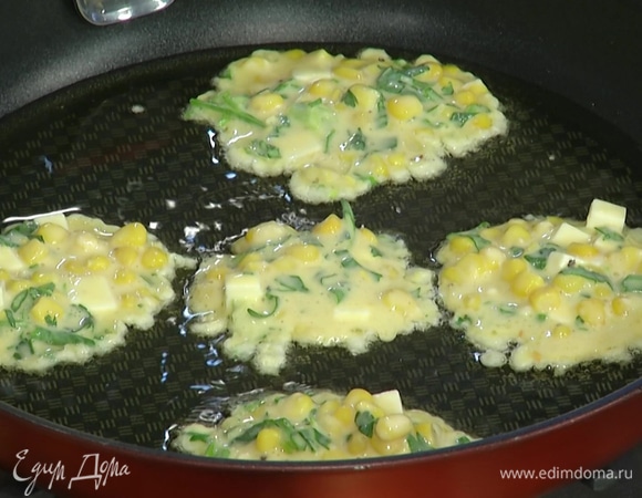Разогреть в сковороде оливковое масло, ложкой выкладывать тесто, так чтобы получились небольшие оладьи, и обжаривать их с двух сторон, затем переложить на бумажное полотенце.