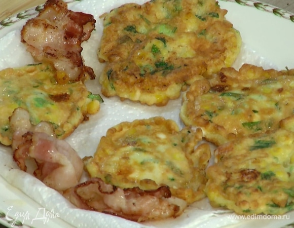 В той же сковороде обжарить бекон и выложить на бумажное полотенце.