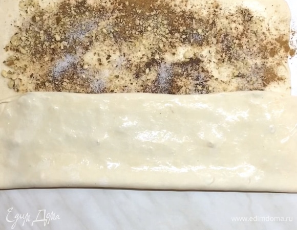 Тесто делим на три части. Нижней третью накрываем, сверху смазываем маслом. Затем накрываем верхней третью.