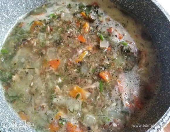 Мелко нашинковать лук и морковь. Залить водой. Довести до кипения и варить 5 минут. С консервов слить жидкость. Рыбу размять вилкой. Добавить к овощам, посолить, всыпать рубленый укроп. Варить 3 минуты.