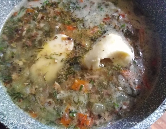 Приправить суп плавленым сыром. Кипятить в течение 2 минут. Подать к столу.