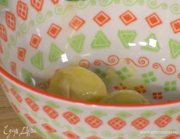 Яйца отварить вкрутую, отделить белки от желтков.