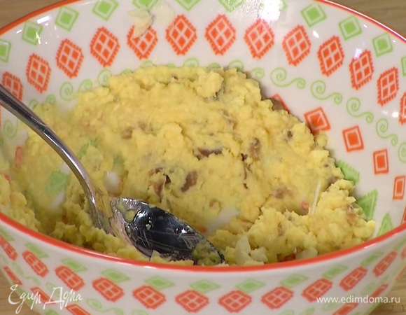 Приготовить заправку: желтки полить 1 ст. ложкой оливкового масла Extra Virgin и размять ложкой, добавить измельченные анчоусы, чеснок, вустерширский соус, лимонный сок и оставшееся оливковое масло, все смешать.