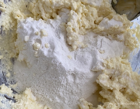 Размешать творог, сыр, желтки, сахар и рисовую муку ложкой до однородности. Отставить массу на 15–20 минут.
