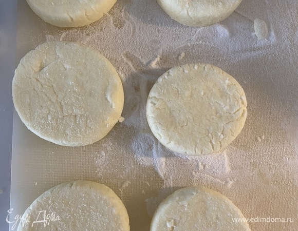 На один сырник — 1 ст. ложка массы. Скатать шарик, обвалять в рисовой муке и при помощи стакана (прокрутить по кругу несколько раз) сформовать красивые сырники.