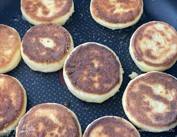 Жарить на огне чуть меньше среднего до румяной корочки, перевернуть, накрыть крышкой и довести до готовности (румяной корочки). Подавать в теплом виде, очень вкусно со сметаной. Приятного аппетита!