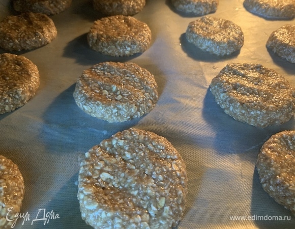 Формируем влажными руками печенье и выкладываем на застеленный пекарской бумагой противень. Выпекаем 15–20 минут при 180°C. По моим наблюдениям, если дольше выпекать, вкуснее получается. Приятного чаепития!